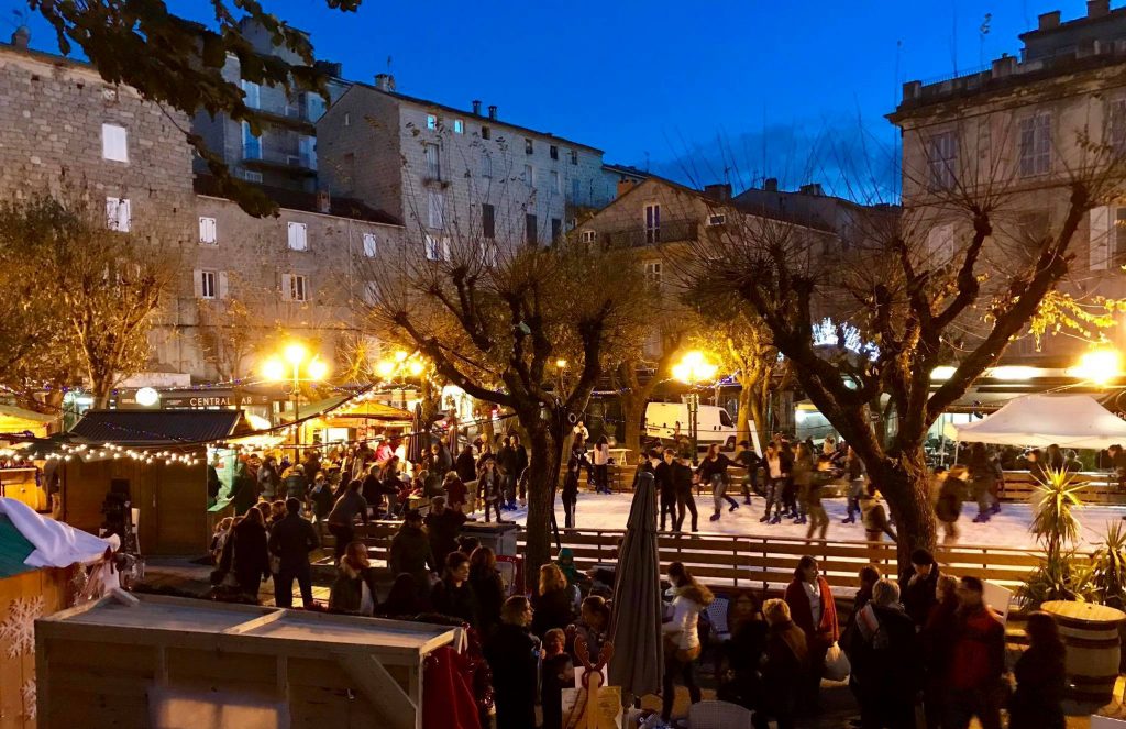 Marché Noël avec patinoire à sartène. Tradition corse