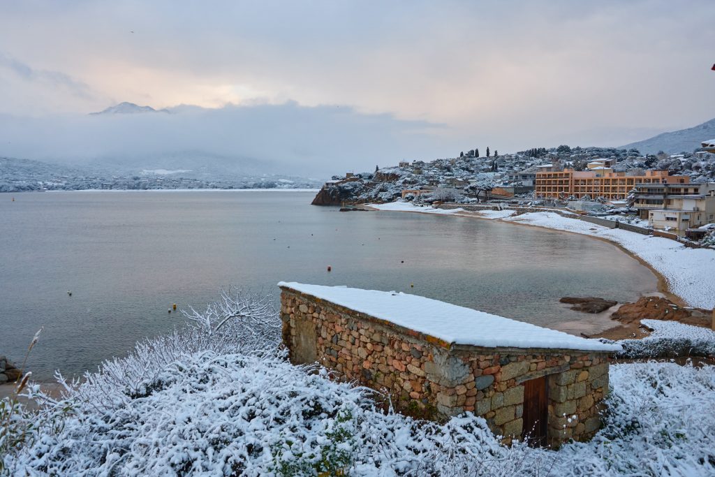 En hiver. Plage u Mancinu Propriano sous la neige