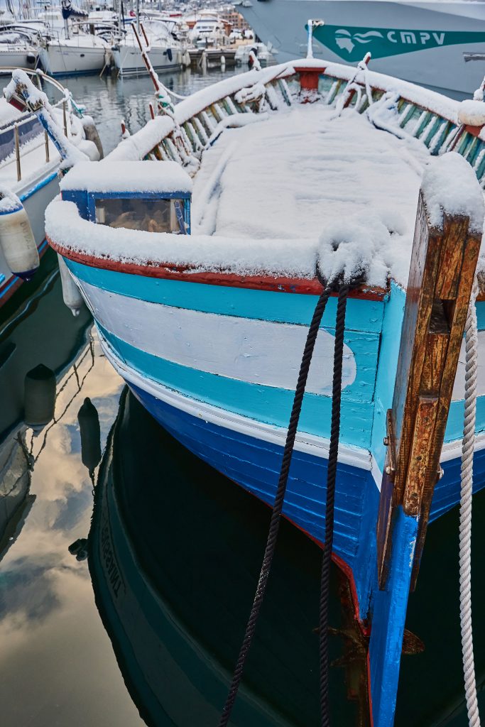 En hiver à Propriano neige corse du sud. Bateau pêcheur.