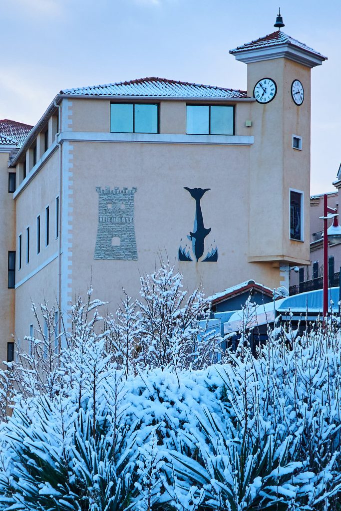 En hiver. Mairie de Propriano sous la neige